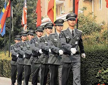 在小區(qū)門口發(fā)生搶劫事件時(shí)，物業(yè)保安是否負(fù)有相關(guān)責(zé)任