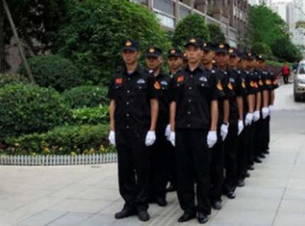 保安人員在停車場(chǎng)進(jìn)行工作時(shí)，需要負(fù)責(zé)什么呢？